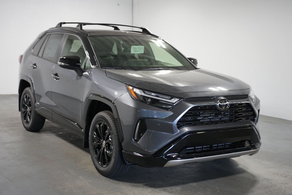 2025 Toyota RAV4 XSE 3