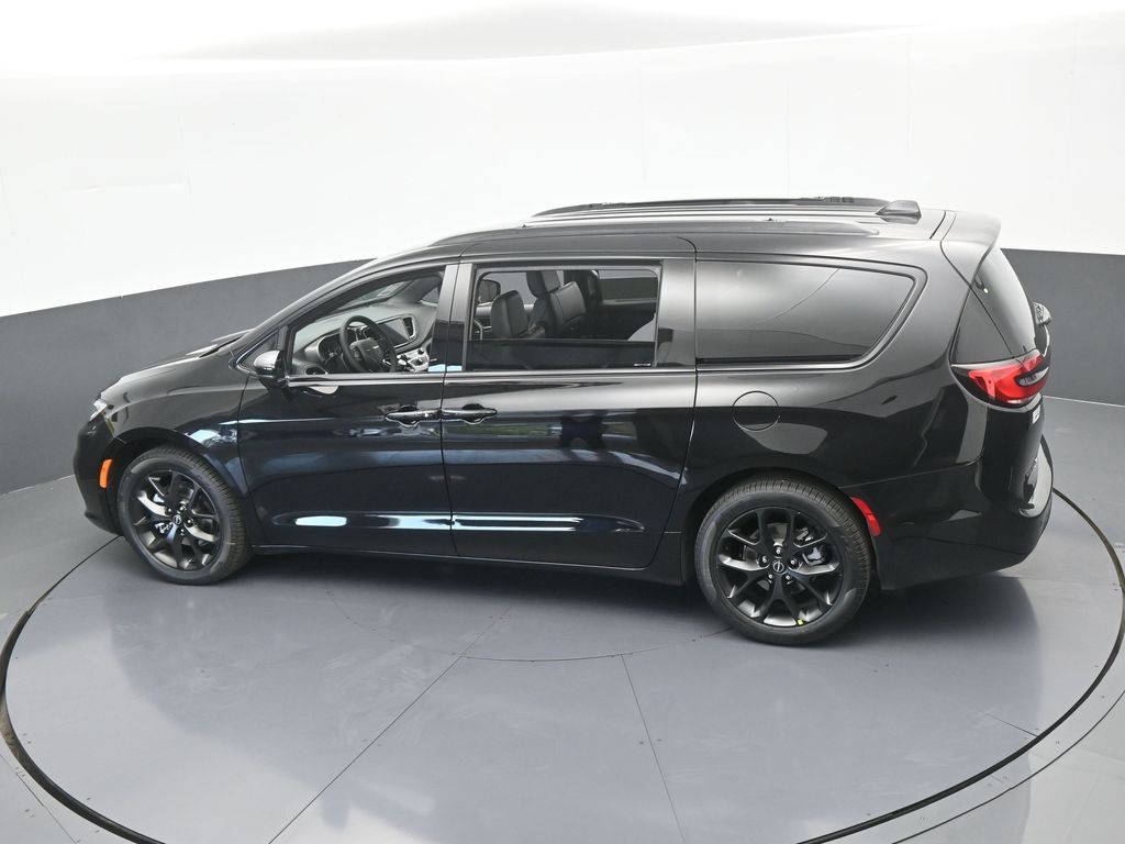 New 2026 Diamond Black Crystal Pearlcoat Chrysler Select image 48