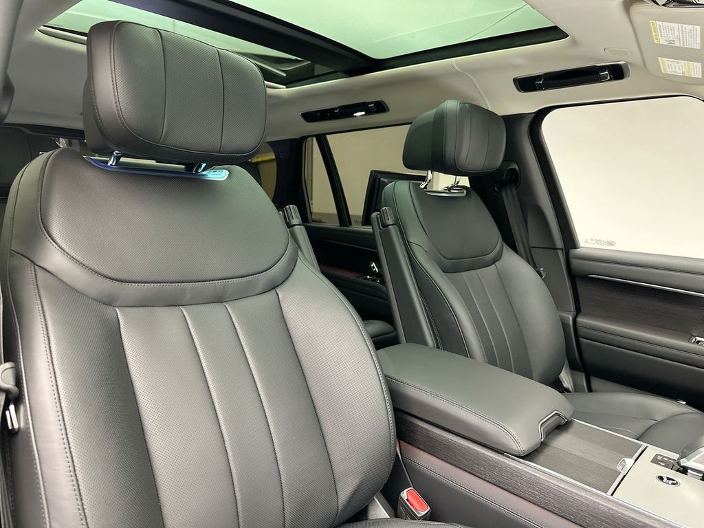 2025 Land Rover Range Rover SE 4