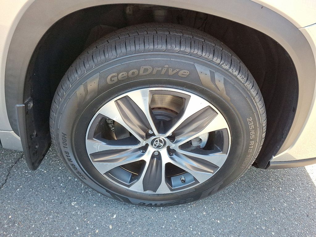 Thumbnail: 2022 Toyota Highlander - 8