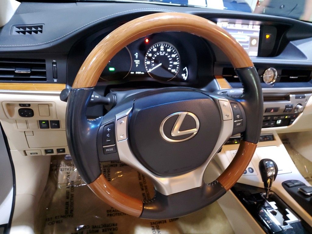 2013 Lexus ES 300h 26