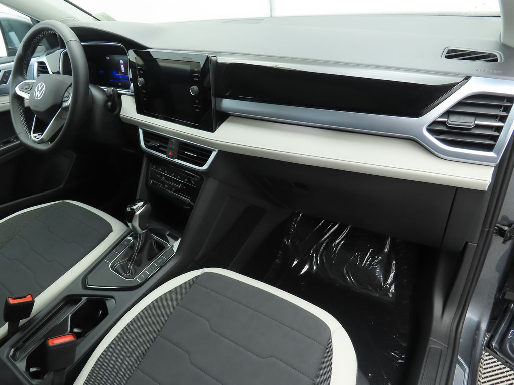 2025 Volkswagen Taos SE 18