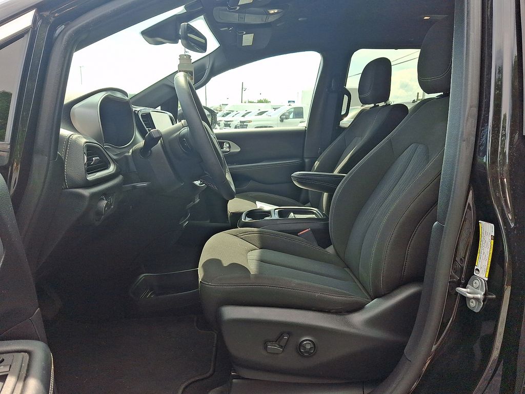 2022 Chrysler Pacifica Touring Black at South Hills CDJR