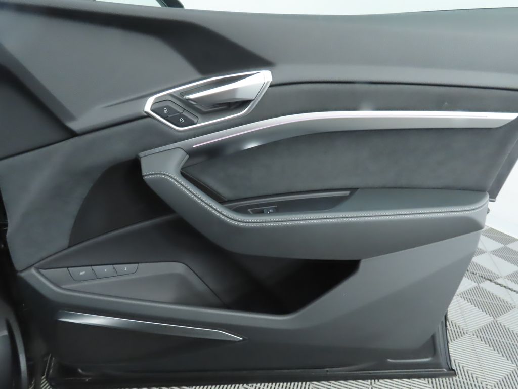 2022 Audi e-tron S Prestige 26