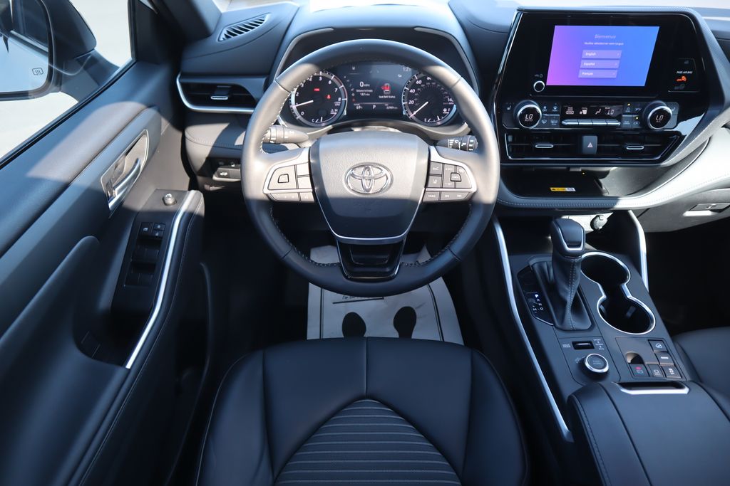 Thumbnail: 2023 Toyota Highlander - 10