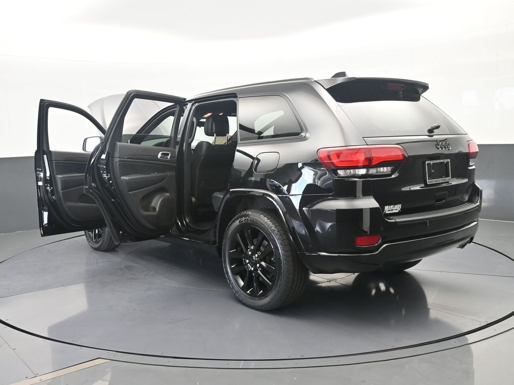 Used 2021 Diamond Black Crystal Pearlcoat Jeep Laredo X image 70