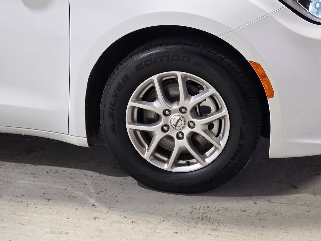2023 Chrysler Pacifica Touring L photo