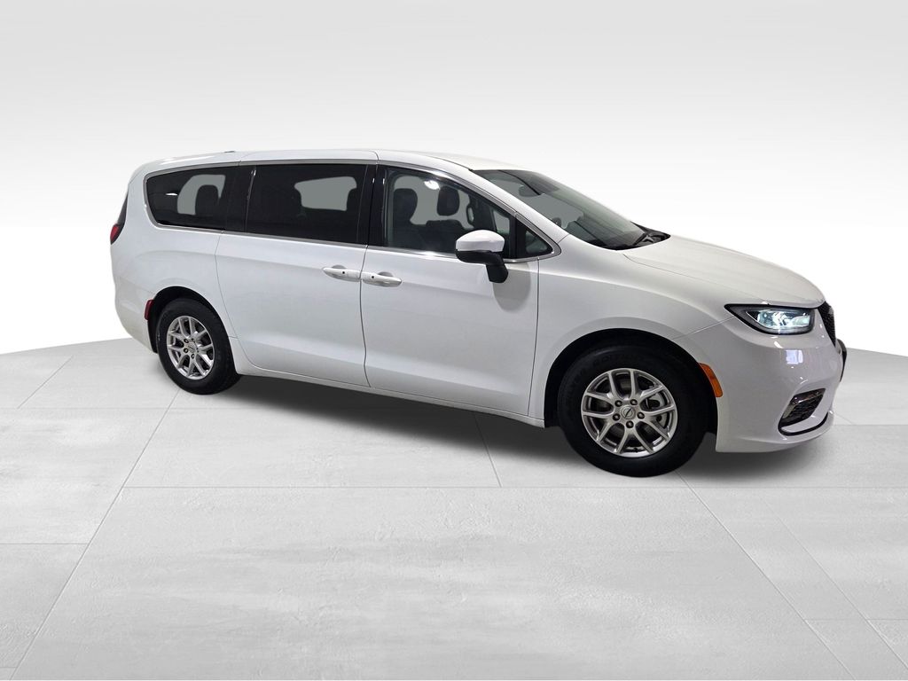 2023 Chrysler Pacifica Touring L photo