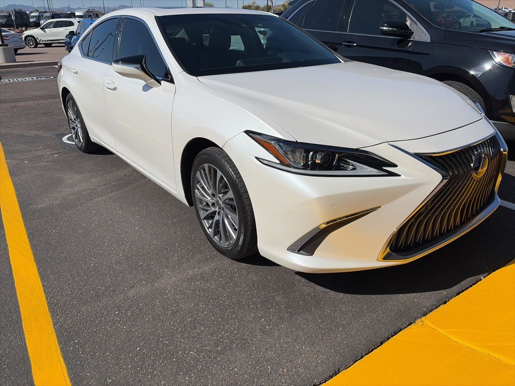 Thumbnail: 2021 Lexus ES - 3