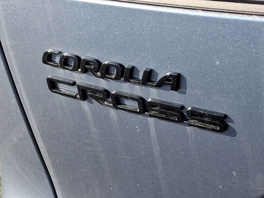 2025 Toyota Corolla Cross XLE 5