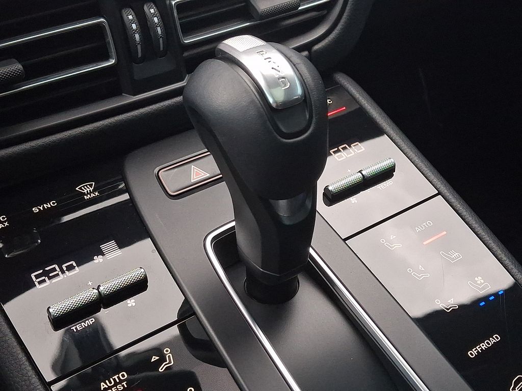 Thumbnail: 2022 Porsche Macan - 16