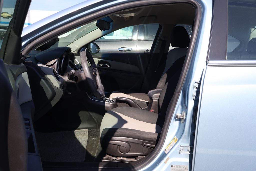 Thumbnail: 2011 Chevrolet Cruze - 9