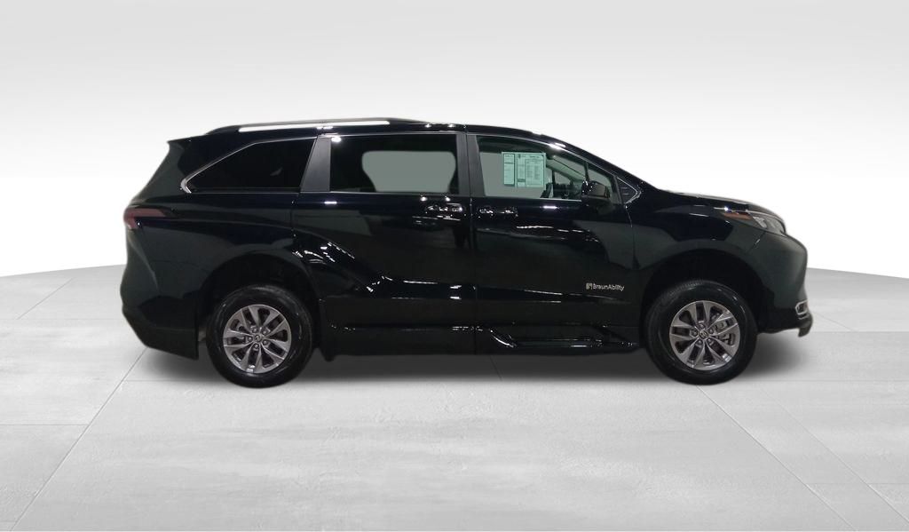2024 Toyota Sienna XLE — Black — photo 6