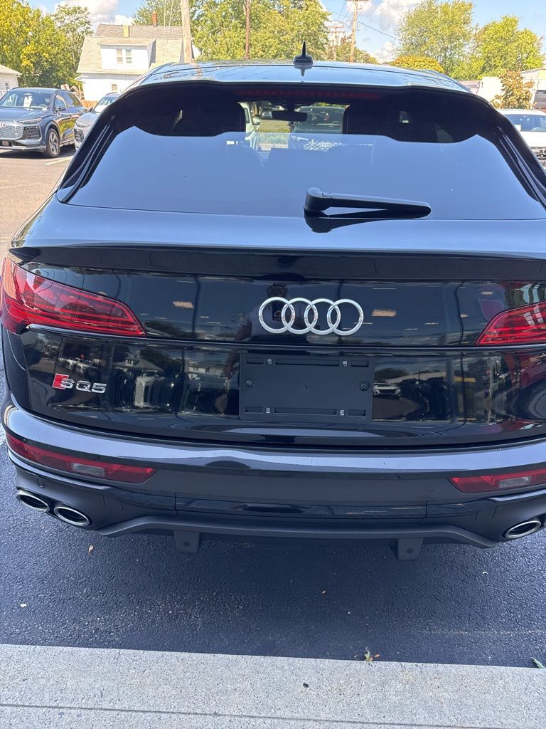 Thumbnail: 2022 Audi SQ5 - 8
