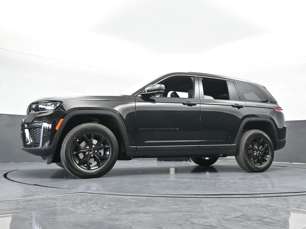 New 2026 Diamond Black Crystal Pearlcoat Jeep Laredo image 50