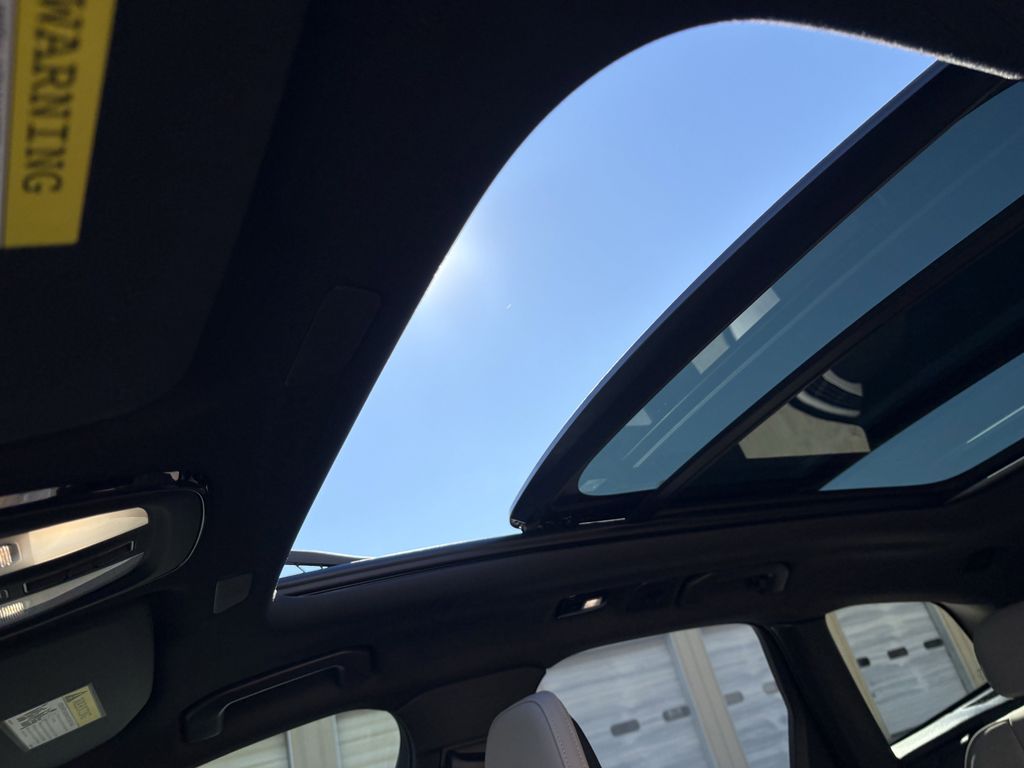 New 2026 Crystal White Volvo B5 Plus image 23