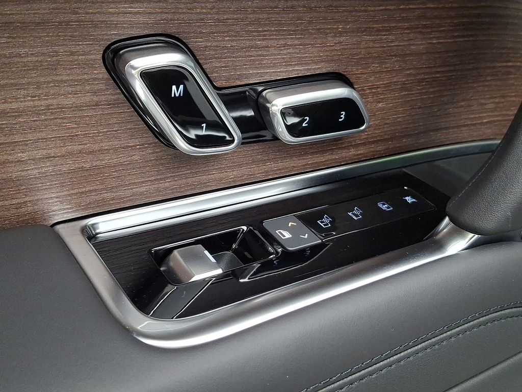 Thumbnail: 2026 Land Rover Range Rover - 8