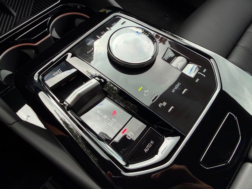 New 2027 Black BMW 550e xDrive image 19