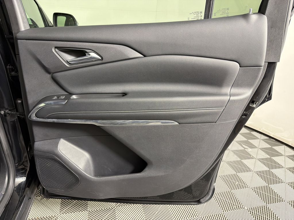 used 2024 Chevrolet Traverse car, priced at $31,900