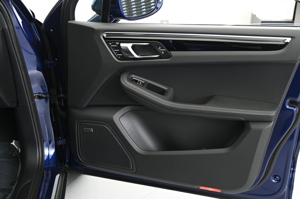 Thumbnail: 2025 Porsche Macan - 20