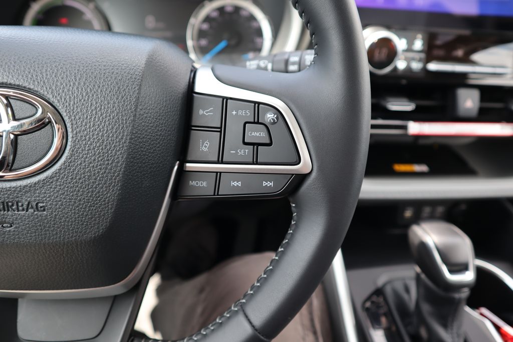 2025 Toyota Highlander XLE 12