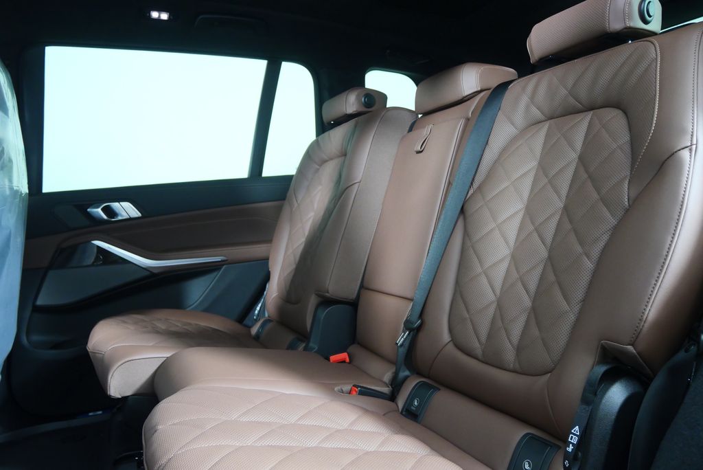 Thumbnail: 2026 BMW X7 - 15