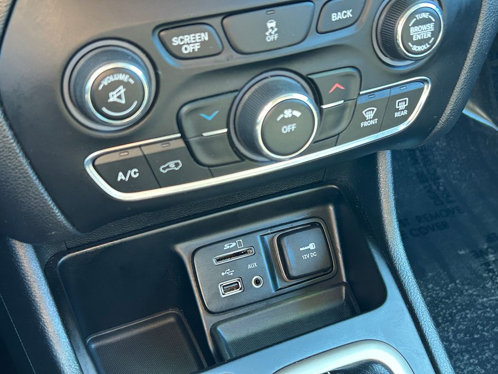 Thumbnail: 2016 Jeep Cherokee - 26