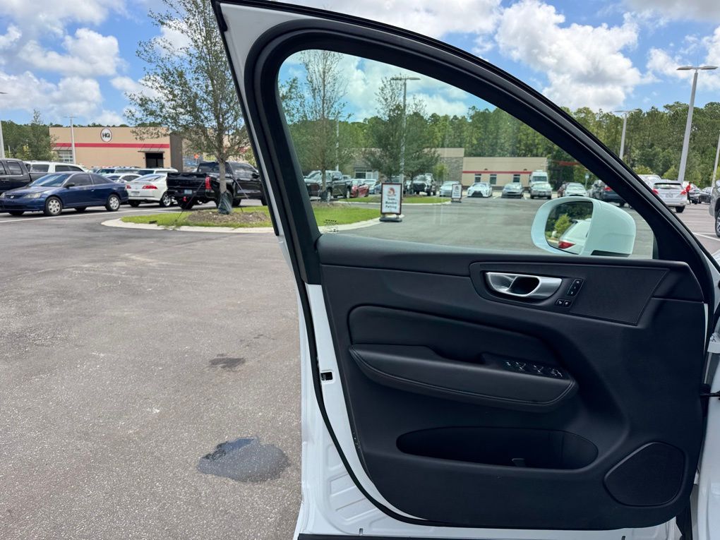 2023 Volvo XC60 B5 Plus photo 30