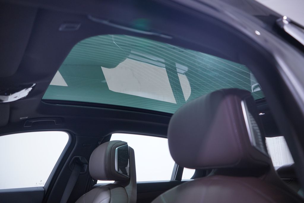 Thumbnail: 2026 BMW i7 - 8