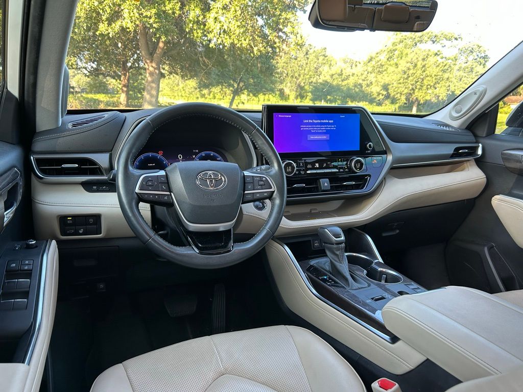 Thumbnail: 2023 Toyota Highlander - 12