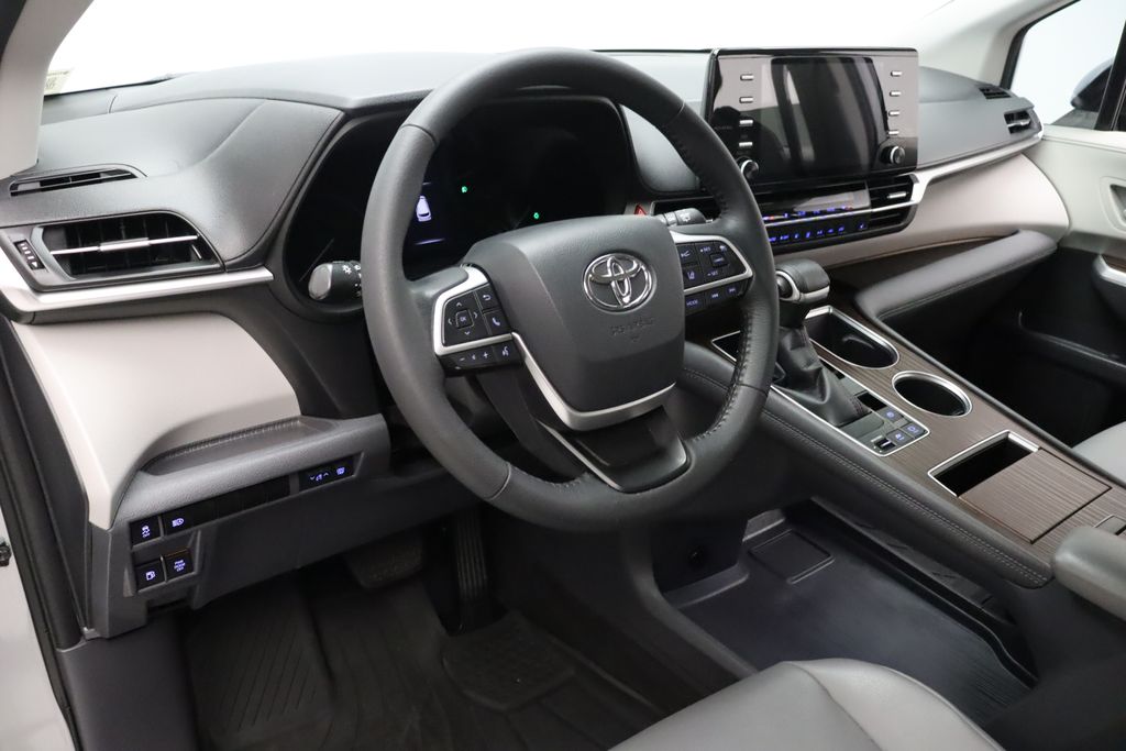 2021 Toyota Sienna XLE 15