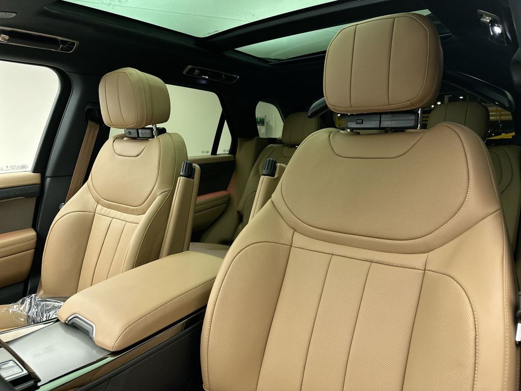 Thumbnail: 2026 Land Rover Range Rover Sport - 9