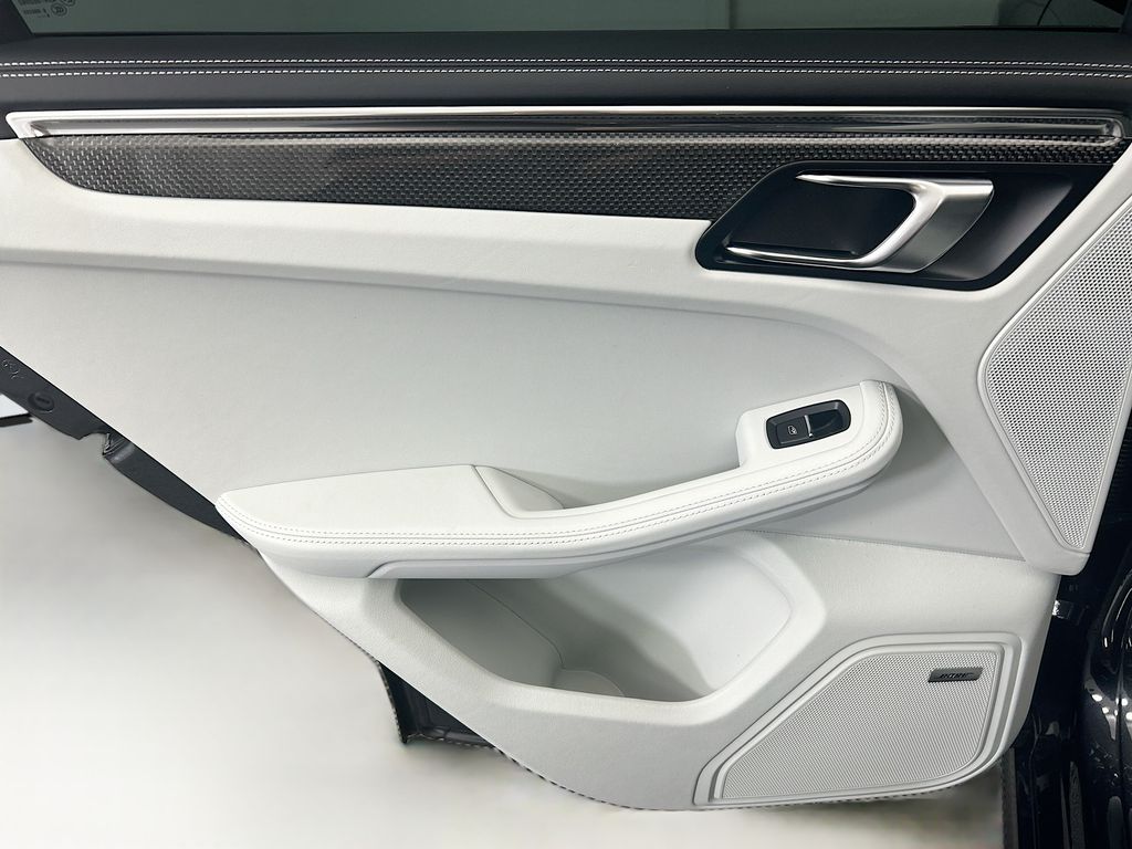 Thumbnail: 2026 Porsche Macan - 27