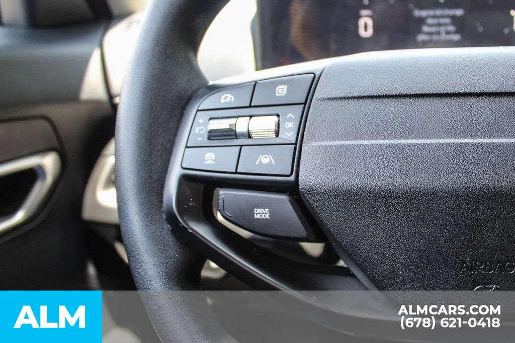 Used 2025 White Kia LXS image 25