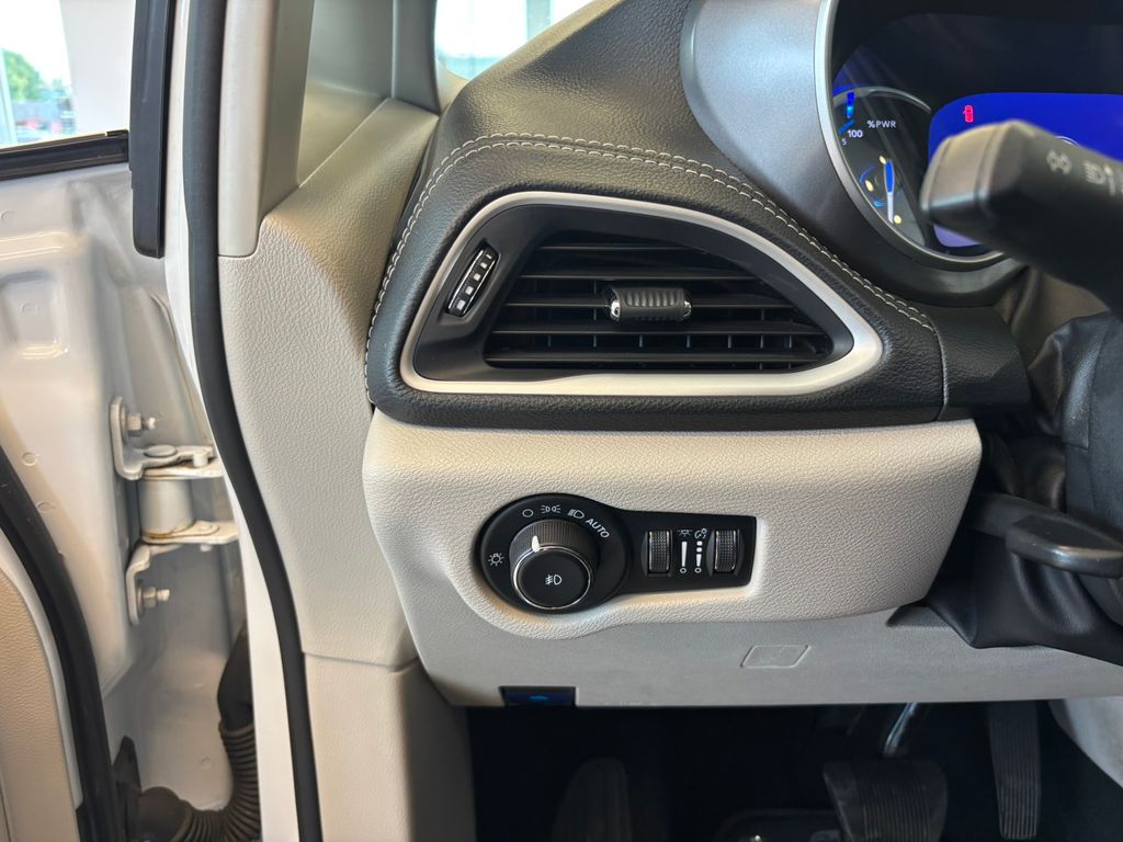 2023 Chrysler Pacifica Hybrid Touring L
