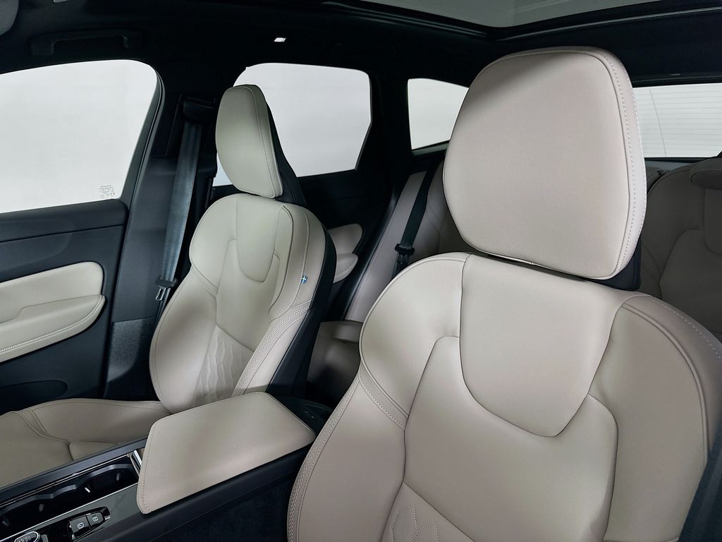 2026 Volvo XC60 Plus - Photo 8