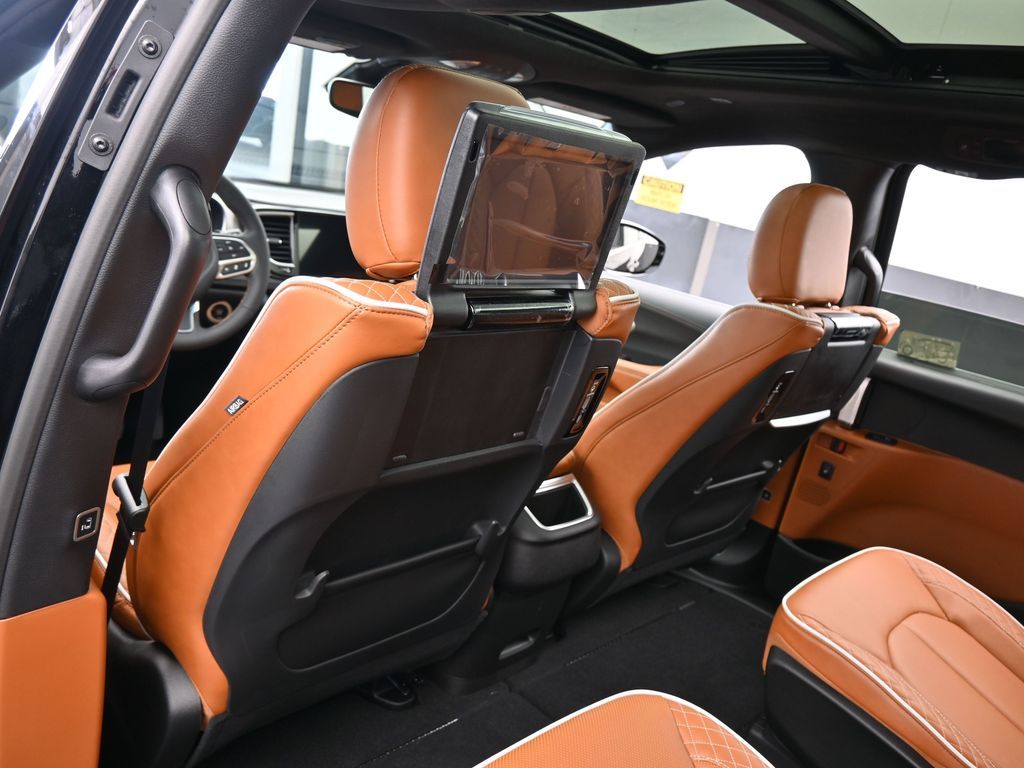 New 2026 Diamond Black Crystal Pearlcoat Chrysler Pinnacle image 36