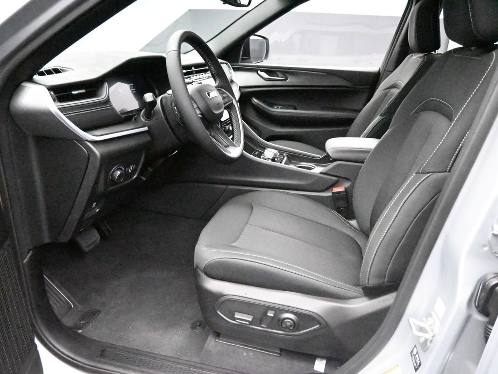 Used 2024 Silver Zynith Jeep Laredo image 10