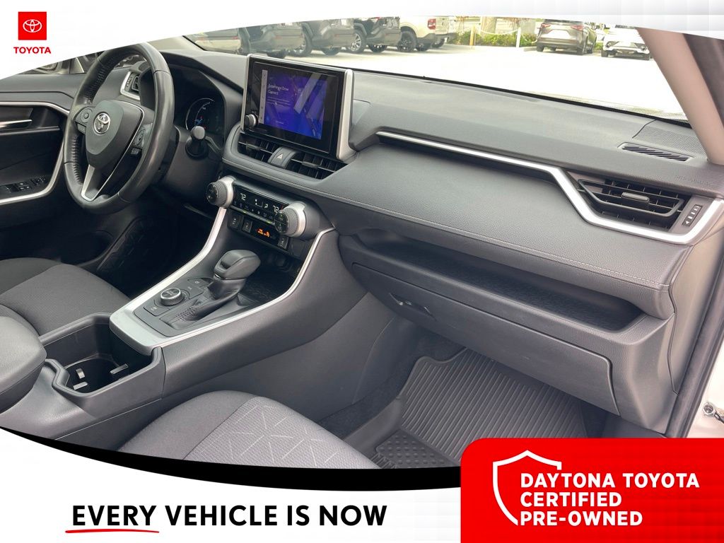 2024 Toyota RAV4 XLE - Photo 28