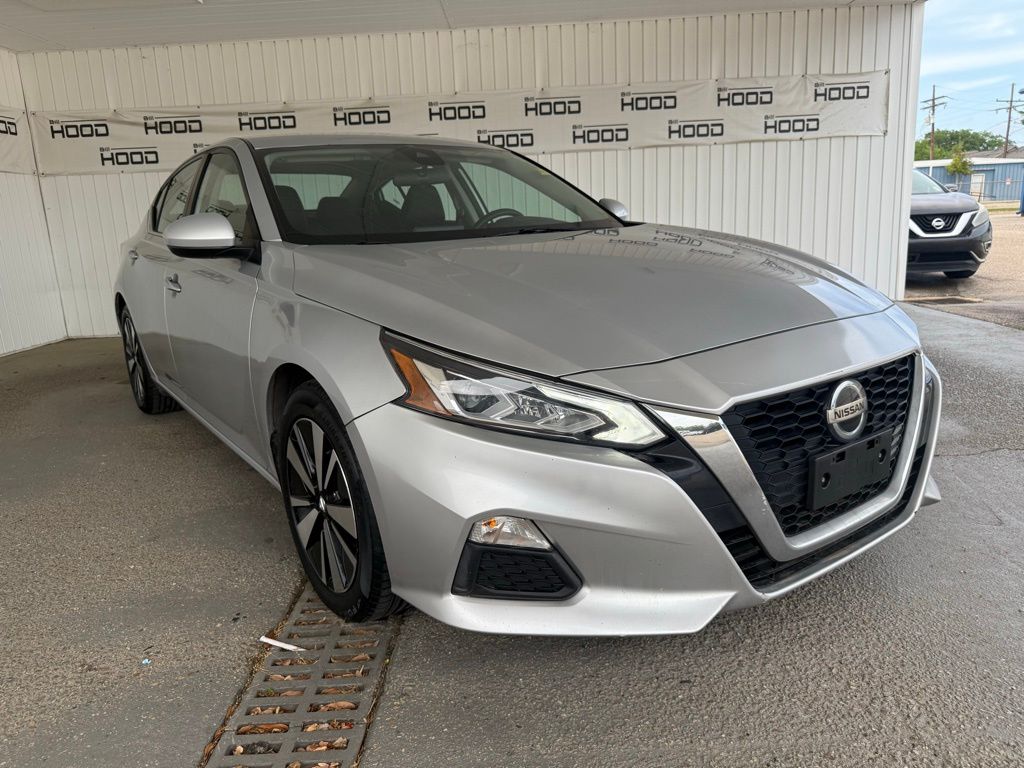 Brilliant Silver Metallic 2022 Nissan Altima 2.5 SV FWD Sedan Front-Wheel Drive Continuously Variable Transmission