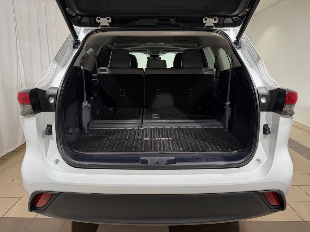 Thumbnail: 2023 Toyota Highlander - 12