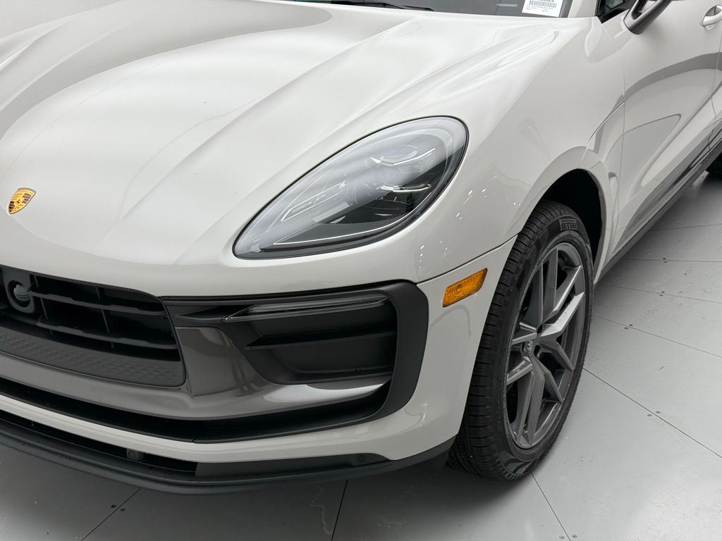 2025 Porsche Macan T 29