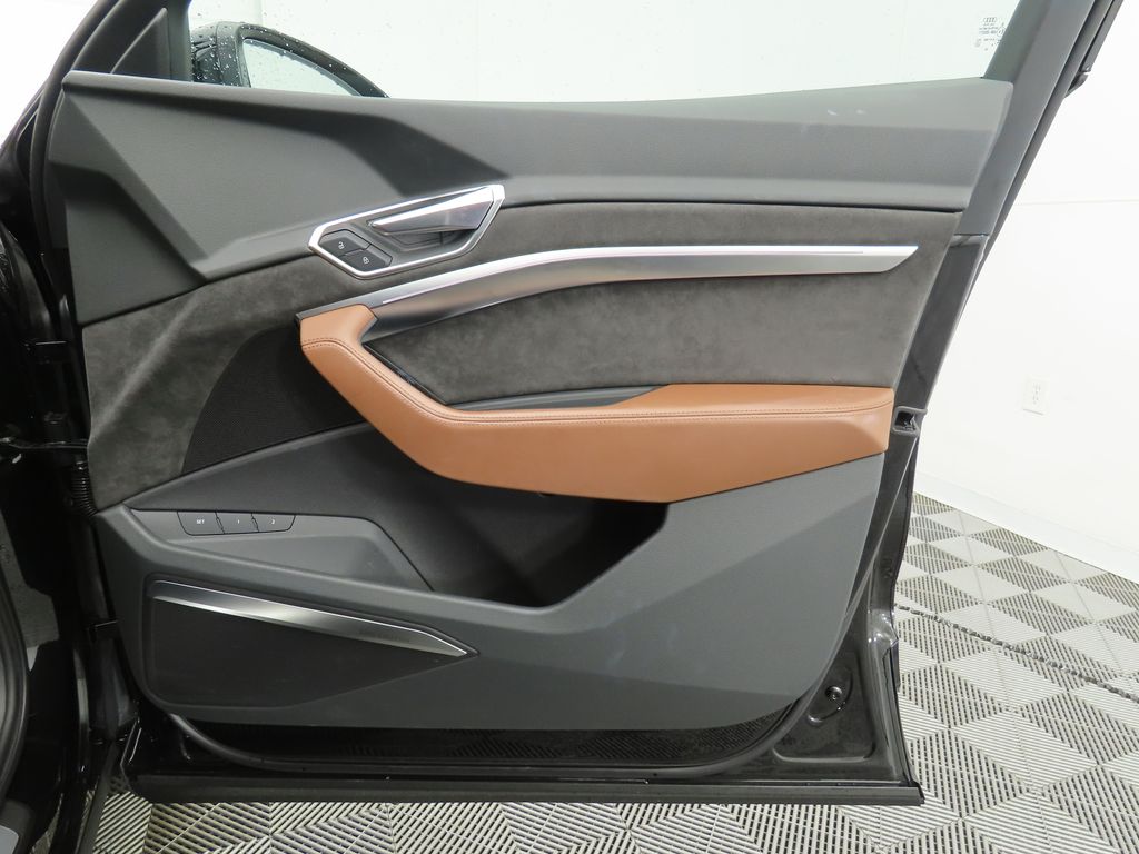 Thumbnail: 2019 Audi e-tron - 26