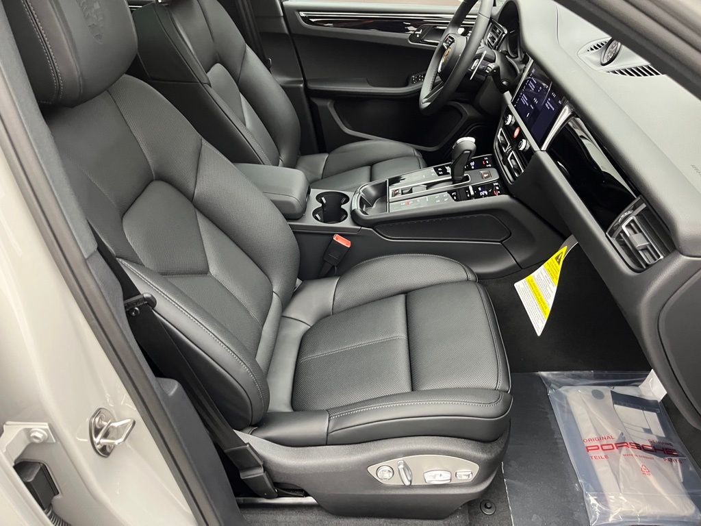 Thumbnail: 2026 Porsche Macan - 29
