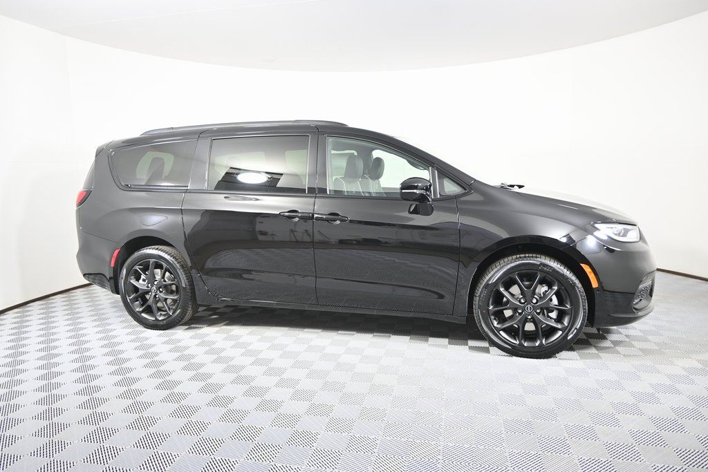 2026 Chrysler Pacifica Limited - Photo 8