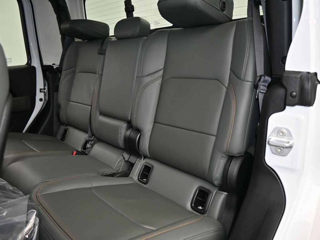 New 2026 bright white clearcoat Jeep Mojave image 30