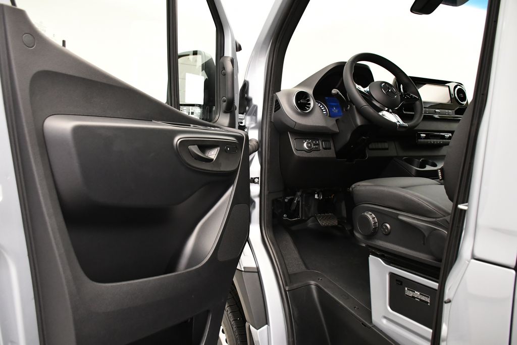 Thumbnail: 2025 Mercedes-Benz Sprinter - 25