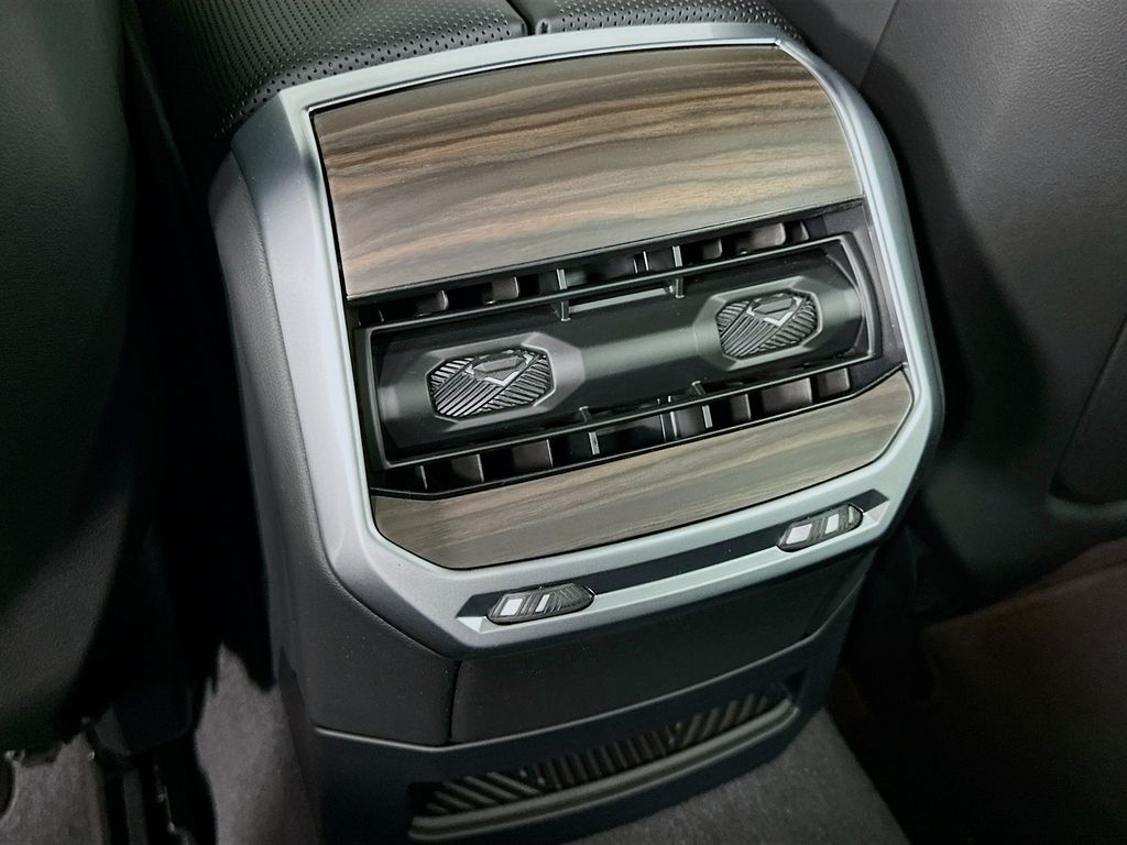 Thumbnail: 2025 BMW i7 - 18