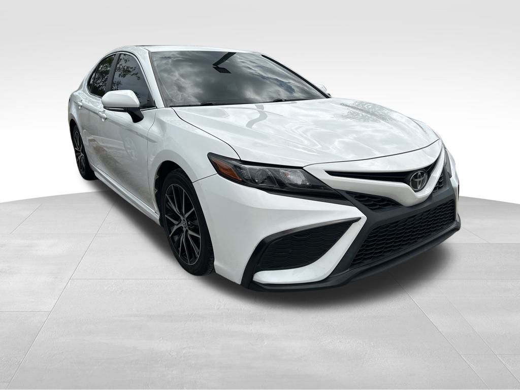 2022 Wind Chill Pearl Toyota Camry SE FWD Sedan