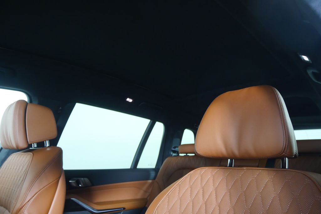 Thumbnail: 2026 BMW X7 - 12